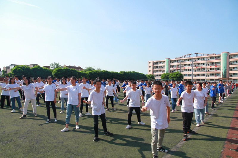 壯觀！三千多學生在江安中學運動場比賽打太極