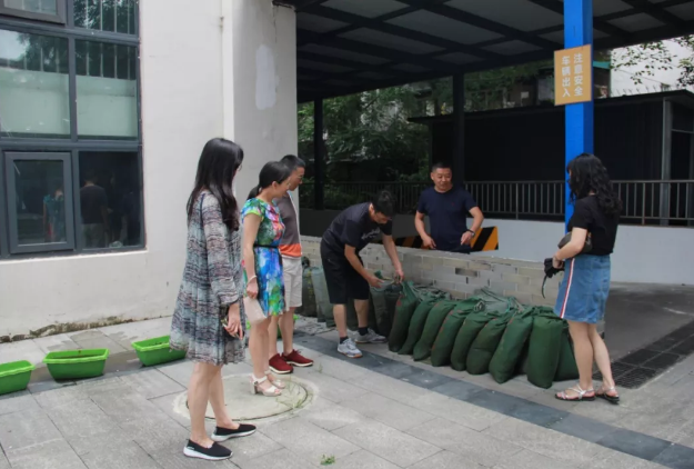 成都西北中學(xué)黨員干部走在防汛減災(zāi)工作第一線