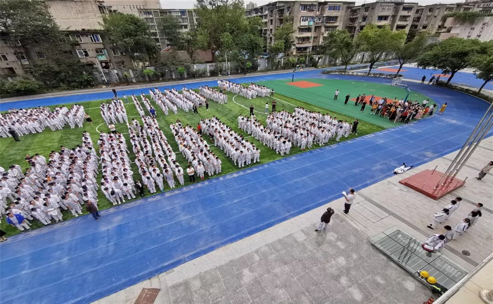 成都市田家炳中學(xué)一年學(xué)費(fèi)是多少？